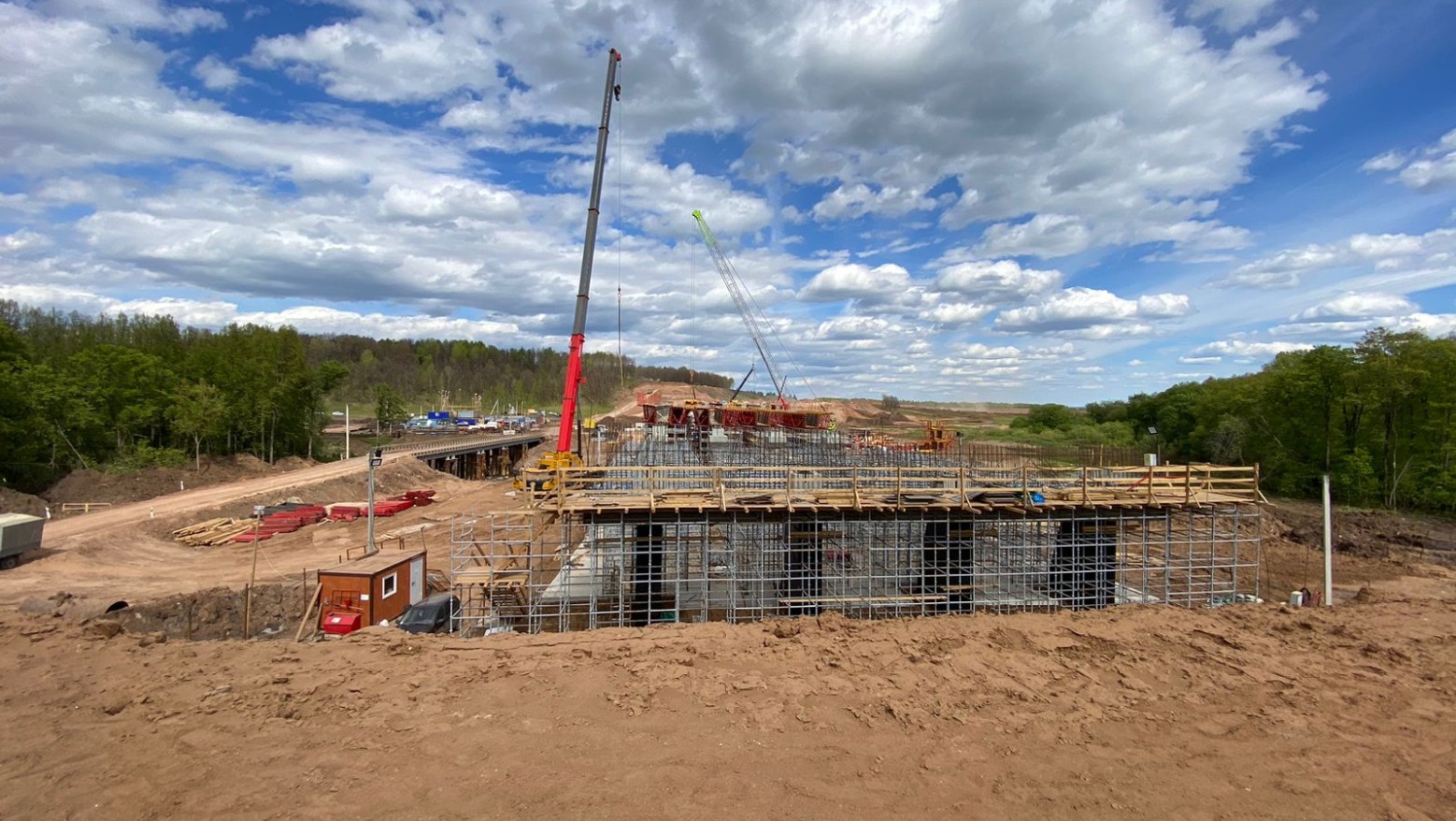 На мосту через Танып приступили к процессу натяжения высокопрочной арматуры