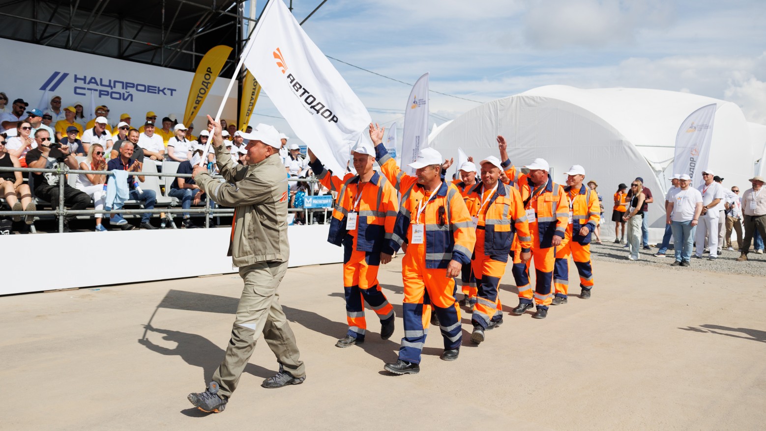 Команду СК «Автодор» представили: Вадим Гильмутдинов — машинист экскаватора; Рамис Газизуллин — машинист фронтального погрузчика; Артем Матвеев — машинист автогрейдера; Евгений Майоров — водитель самосвала; Рамиль Фатдахов — машинист автокрана; Владимир С