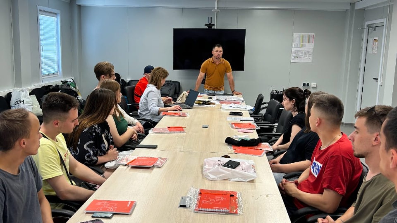 Первый десант студентов приехал на производственную базу СК «Автодор»