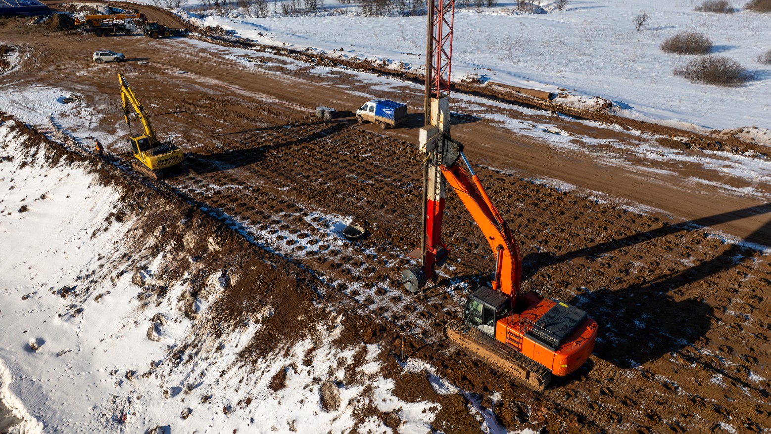 В Башкирии для ускорения естественной осадки насыпи используются геодрены - слайд 1
