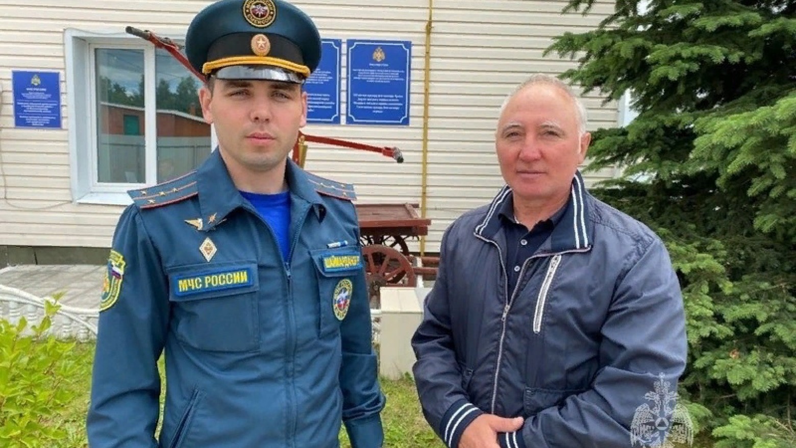 Отец и сын спасли человека из огня